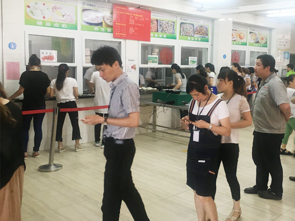 排队就餐